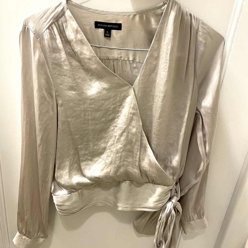 Banana Republic wrap top like new!